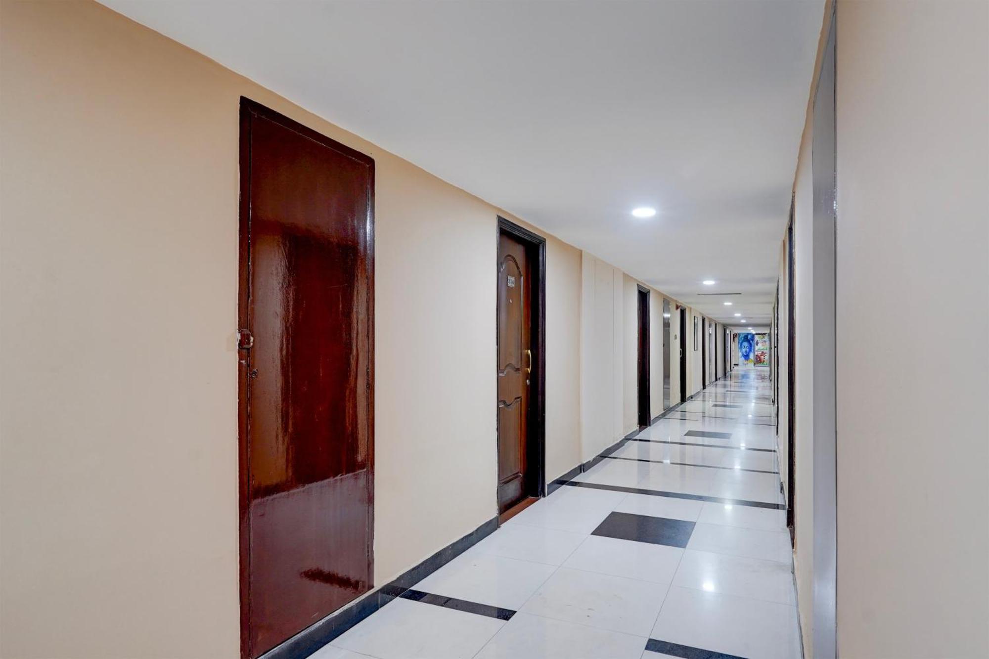 Super Townhouse Koyambedu Hotel Chennai Bagian luar foto