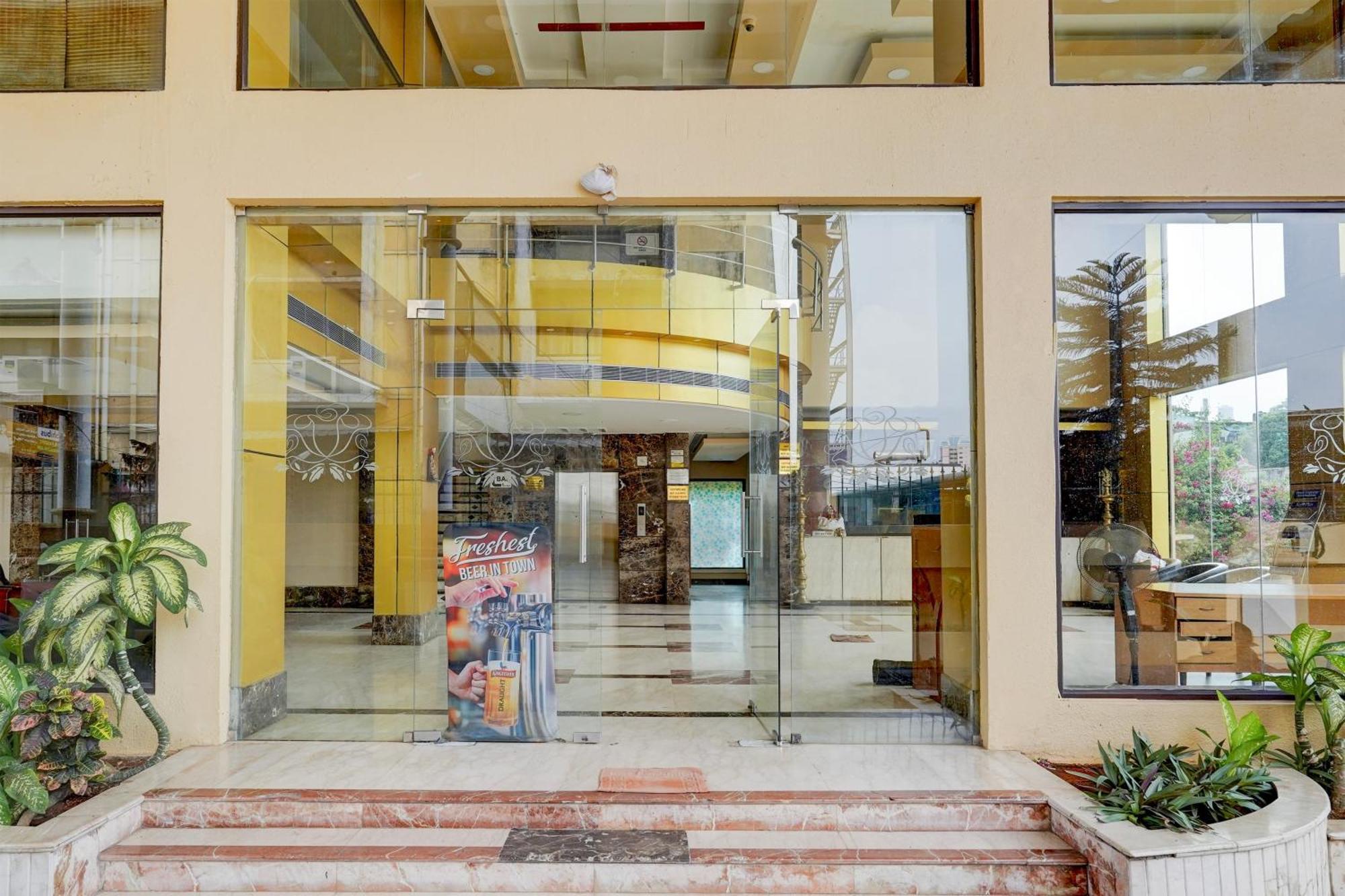 Super Townhouse Koyambedu Hotel Chennai Bagian luar foto