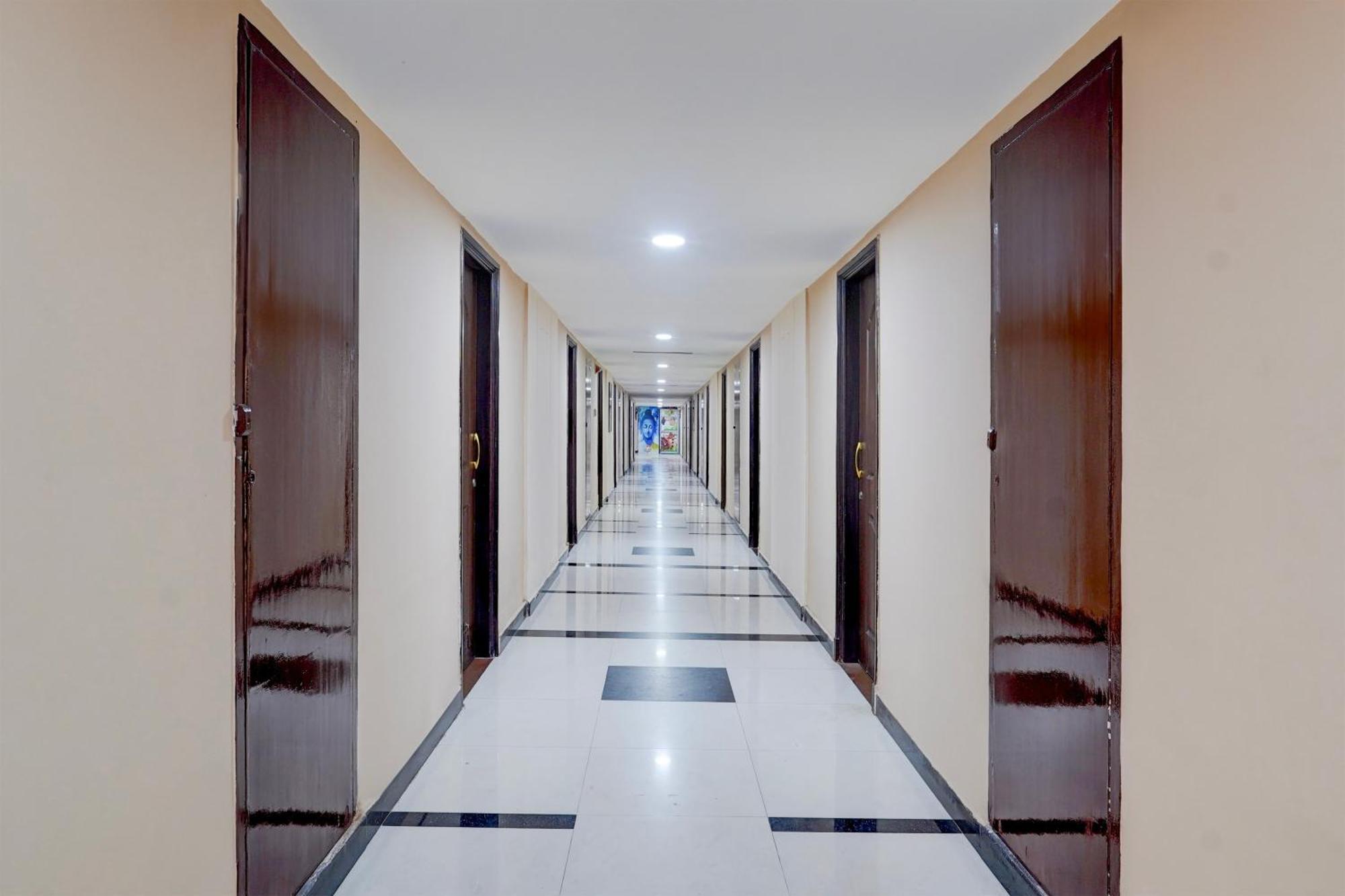 Super Townhouse Koyambedu Hotel Chennai Bagian luar foto