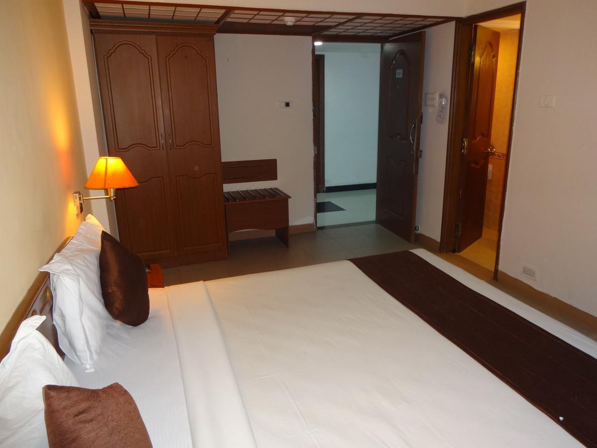 Super Townhouse Koyambedu Hotel Chennai Bagian luar foto