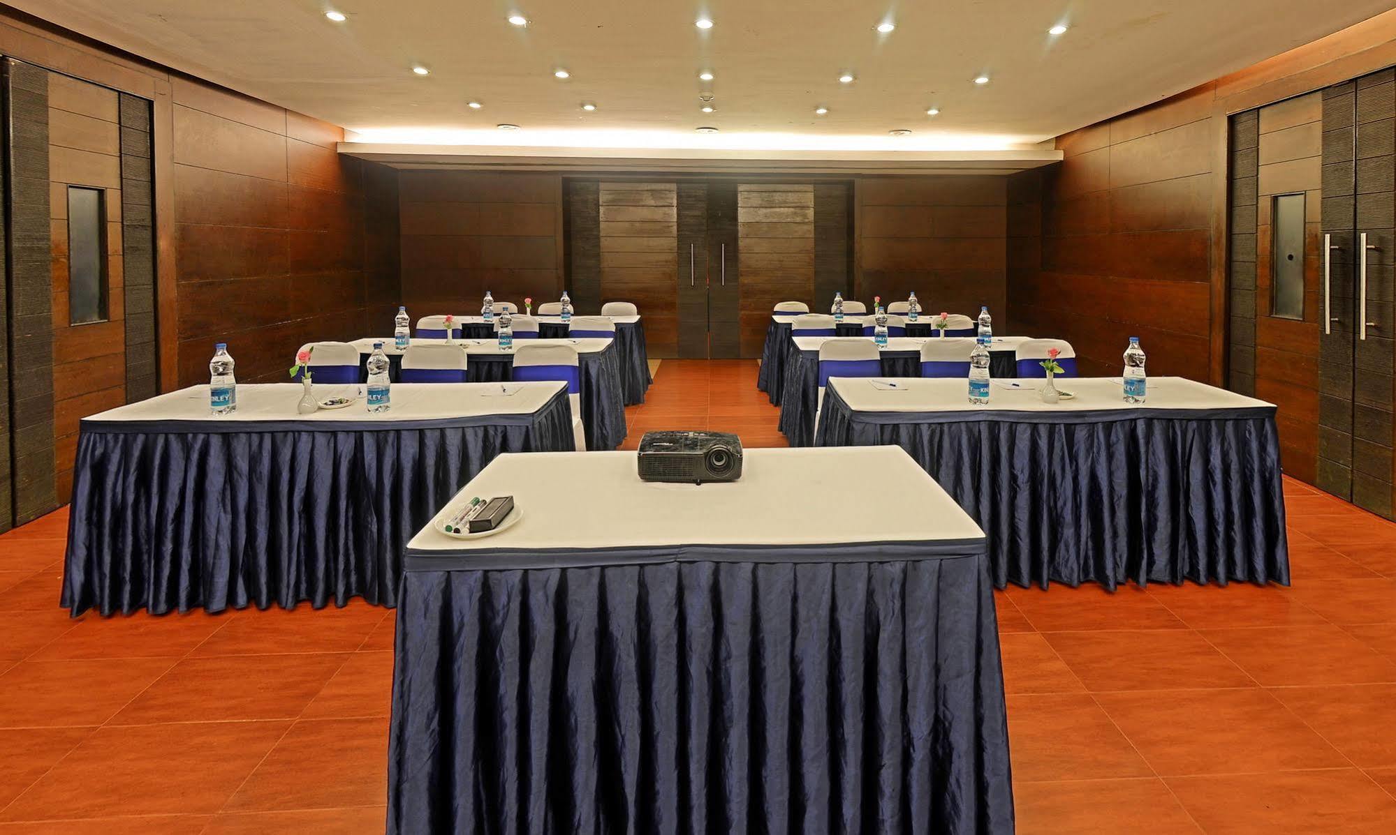 Super Townhouse Koyambedu Hotel Chennai Bagian luar foto