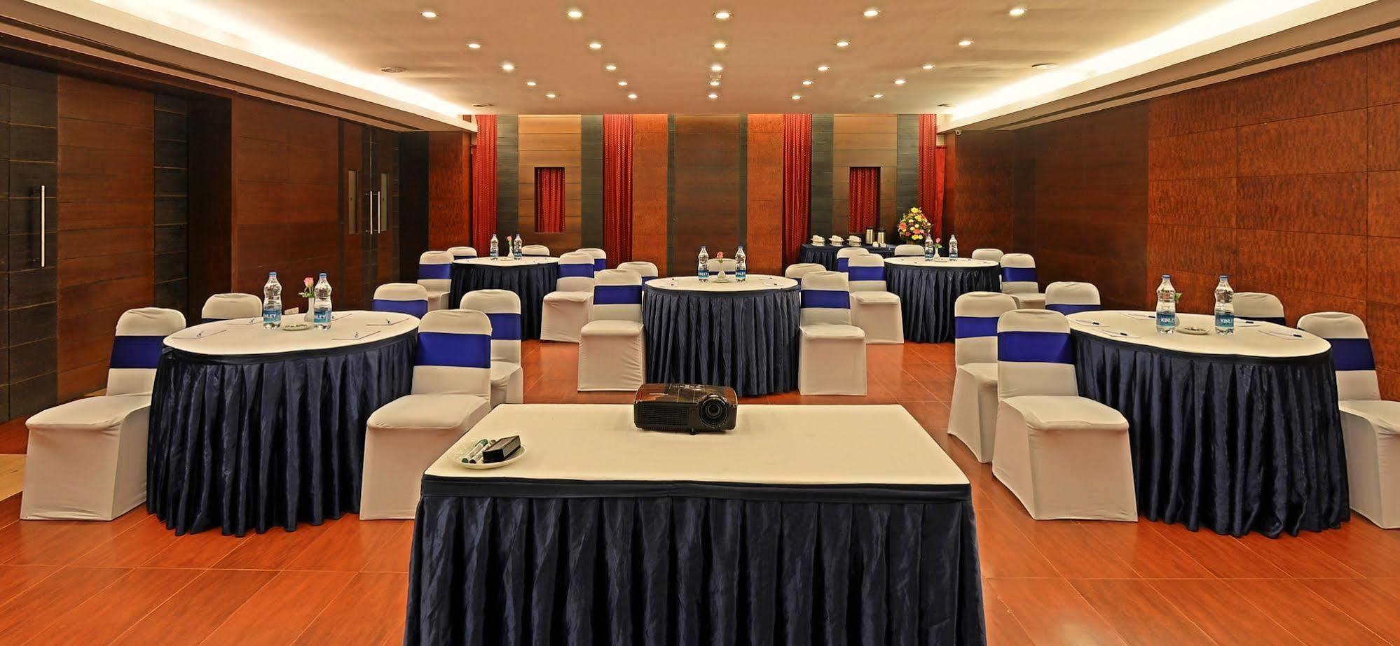 Super Townhouse Koyambedu Hotel Chennai Bagian luar foto